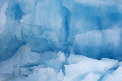 Ice structure of melting iceberg in the Arctic Ocean