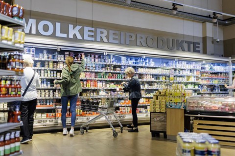Student and pensioner buy dairy products in Radevormwald