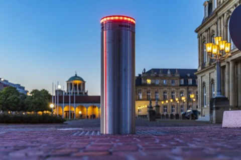 Electro-hydraulic bollards on squares in the city centre