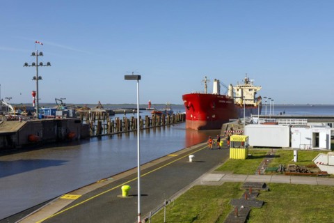 Bulk carrier Federal Shimanto during entry into the locks of the Kiel Canal