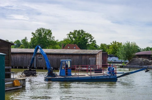 Dredging by means of a floating dredger in the Neustrelitz boat harbour