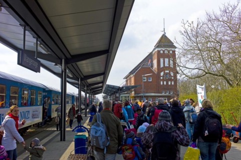 Arrival of tourists at Wangerooge railway station