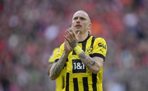 Players thank their fans Gesture Marius Wolf Borussia Dortmund BVB