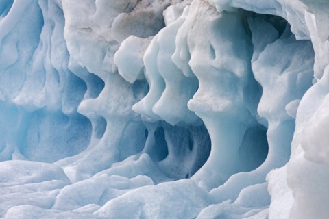 Ice structure of melting iceberg in the Arctic Ocean