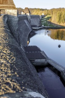 Moehnetalsperre dam with the gatehouses at the Ausgleichsweiher