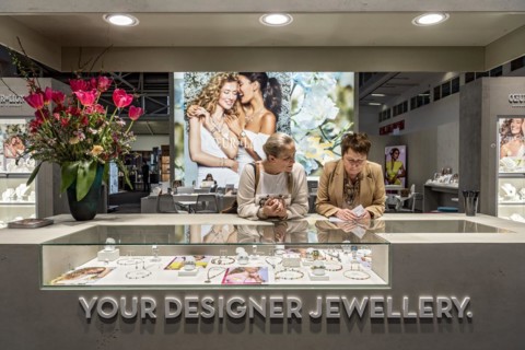 Women in a sales talk at a showcase with high quality designer jewellery