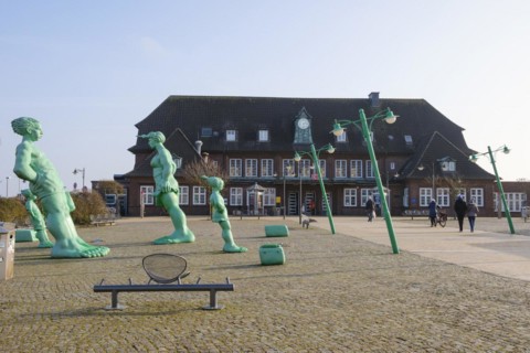 Travelling Giants Family in the Wind