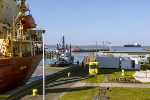 Tugboat at the entrance to the locks of the Kiel Canal