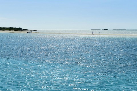 Narrow sandbank off Cambridge Cay