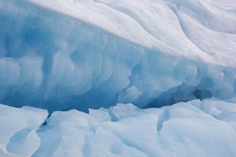 Ice structure of melting iceberg in the Arctic Ocean