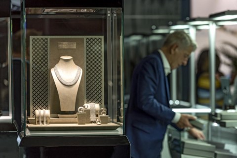Showcase with high-quality necklace and jewellery made of gold and diamonds