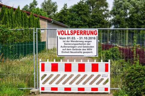 Sign VOLLSPERRUNG on the hiking trail around the Zierker See lake on the grounds of the WSV in Neustrelitz