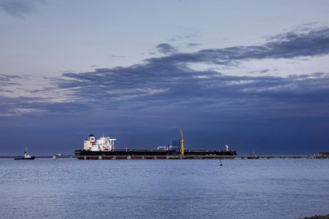 Crude oil tanker Landbridge Prosperity at the discharge bridge of the NWO in the Jade Bay