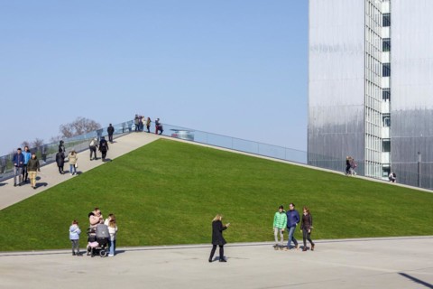Three-slice house behind the walkable roof of the triangular pavilion