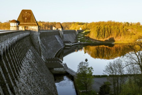 Moehnetalsperre dam with the gatehouses at the Ausgleichsweiher