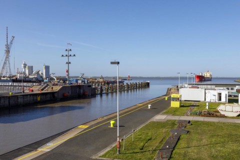 Bulk carrier Federal Shimanto during entry into the locks of the Kiel Canal