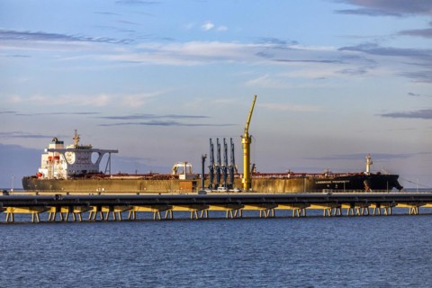 Crude oil tanker Landbridge Prosperity at the discharge bridge of the NWO in the Jade Bay