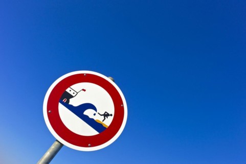 Warning sign against wave impact on the Elbe