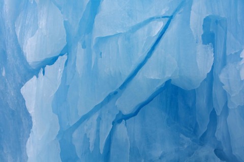 Ice structure of melting iceberg in the Arctic Ocean