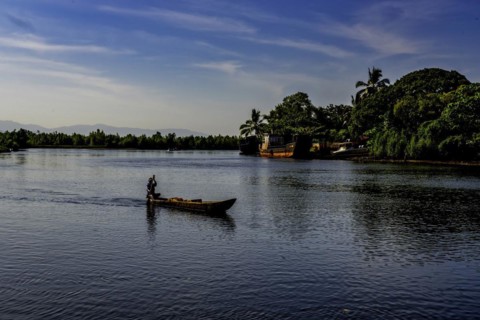 Pirogen drivers on the waterways in Maroantsetra in north-eastern Madagascar