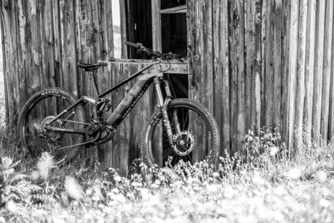 On a sunny summer day on the road with the e-bike in the Zillertal Alps