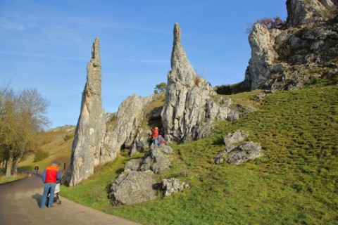 Family excursion to the Eselsburg Valley with bizarre rock formations of the Stone Maidens