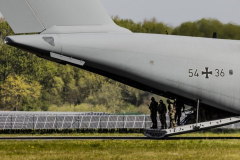 Soldiers leaving the Bundeswehr Airbus A400M aircraft