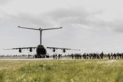 Soldiers bring extras to the Airbus A400M aircraft