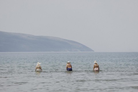 Three woman with hats