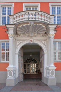 Portal and entrance with ornamentation and balcony to the town hall with town coat of arms built 1725