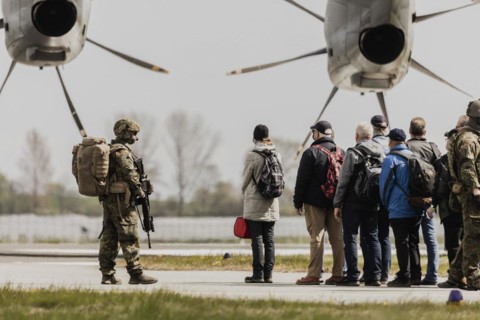Soldiers bring extras to the Airbus A400M aircraft