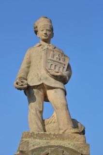 Jack with city coat of arms at the pretzel fountain