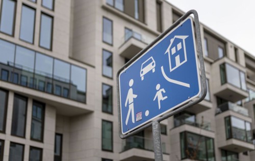A sign indicates the beginning of a play street. Berlin