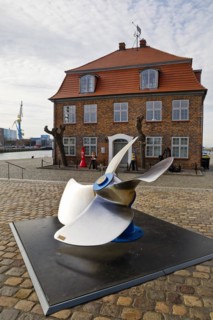 Rudder propeller for harbour and deep-sea tugs in front of the tree house