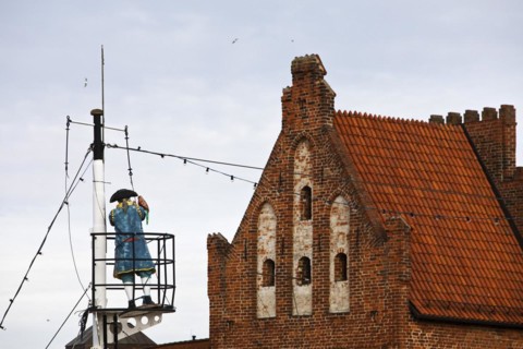 Captain's figure in the lookout of a crow's nest in front of the water gate