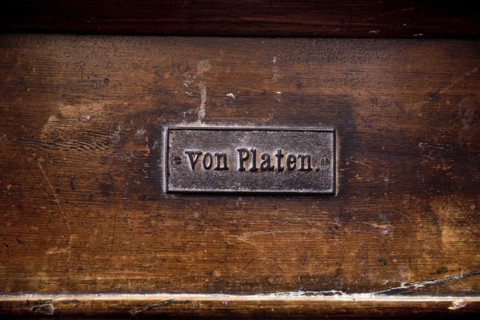 Permanently mounted nameplate on the church pew in the Nikolaikirche