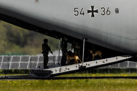 Soldiers leaving the Bundeswehr Airbus A400M aircraft