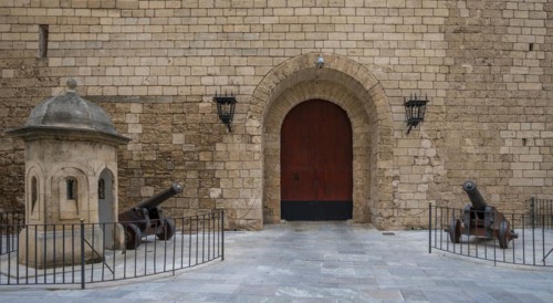 Entrance gate with cannons on the fortress wall