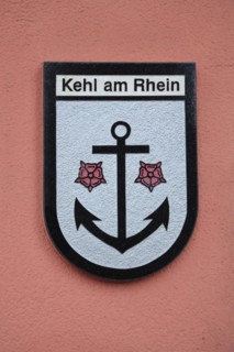 City coat of arms with anchor at the town hall