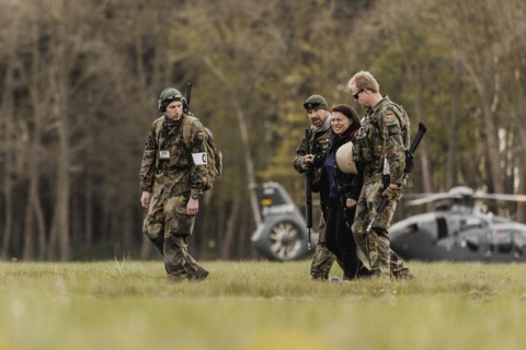 Soldiers bring an extra to the plane