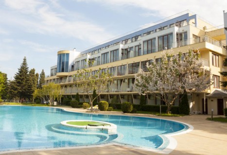 Hotel Koral with swimming pool