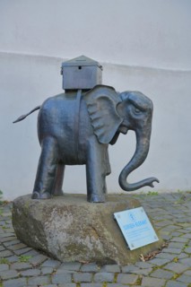 Elephant figure with box on the back from the Kinderschutzbund