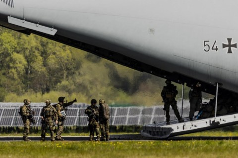 Soldiers leaving the Bundeswehr Airbus A400M aircraft