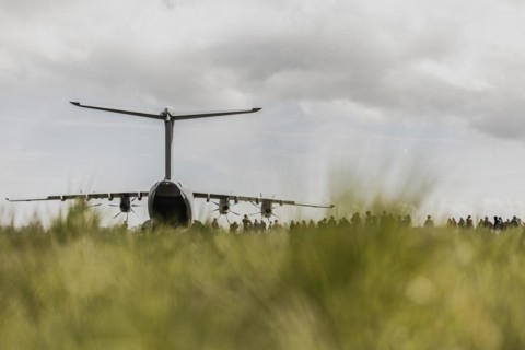 Soldiers bring extras to the Airbus A400M aircraft