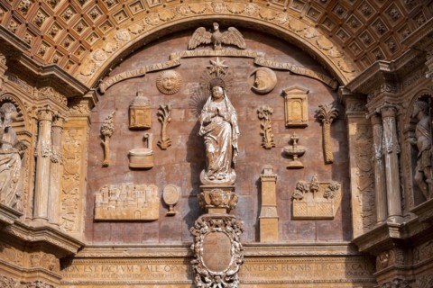Statue of the Holy Mary and other decorations
