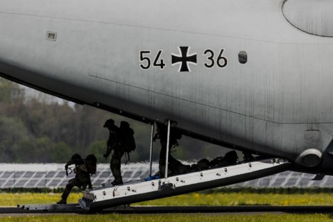Soldiers leaving the Bundeswehr Airbus A400M aircraft