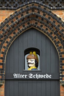 Swede's head in the portal of the Gothic town house Alter Schwede