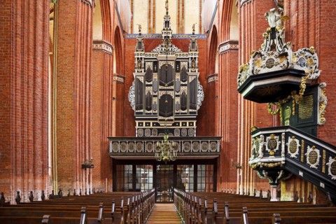 Nave of the Nikolai Church with pulpit and organ