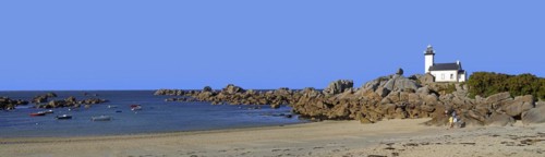 Beach and phare de Pontusval lighthouse at the Pointe de Beg-Pol