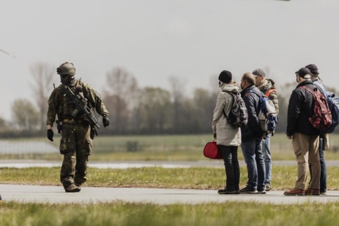Soldiers bring extras to the Airbus A400M aircraft